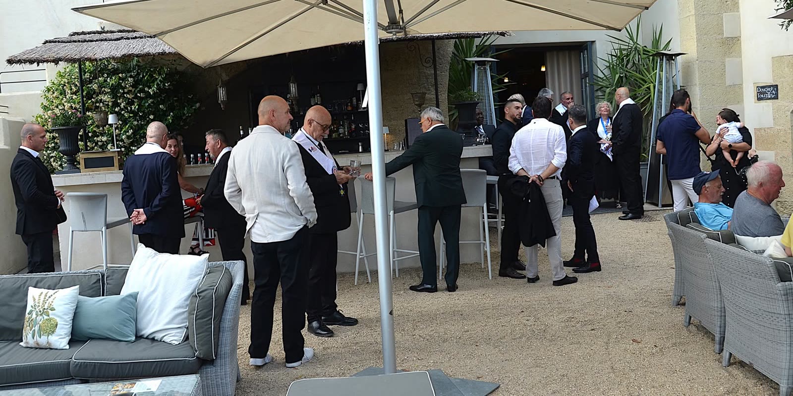 Les invités de la cérémonie rassemblés sur la terrasse ombragée du Château Les Carrasses.