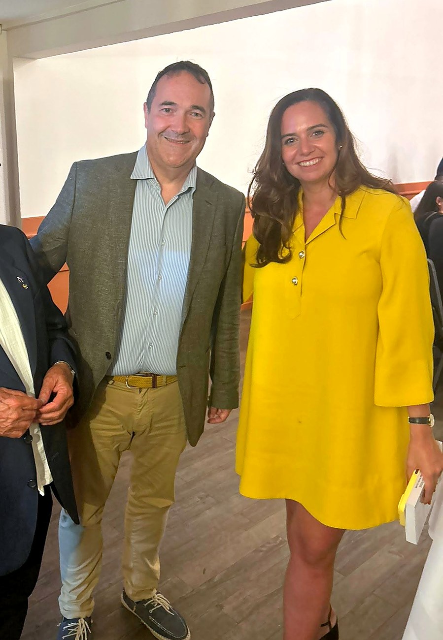 Sarah Knafo, en robe jaune, accueillie à son arrivée par des membres du gouvernorat d'Aix-en-Provence.