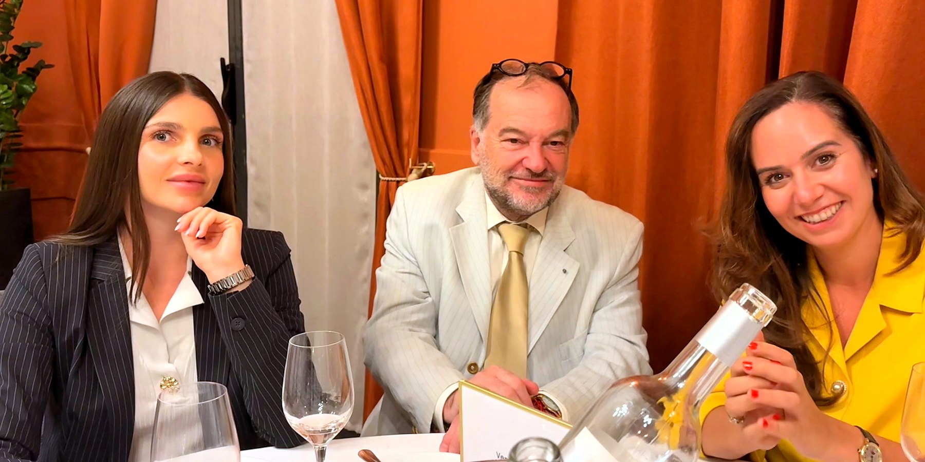Yves Lemarié, Gouverneur d'Aix-en-Provence, entouré de Sarah Knafo et d'une convive, à la table du gouvernorat.