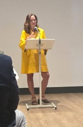 Sarah Knafo à la tribune, debout derrière un pupitre équipé d'un micro.