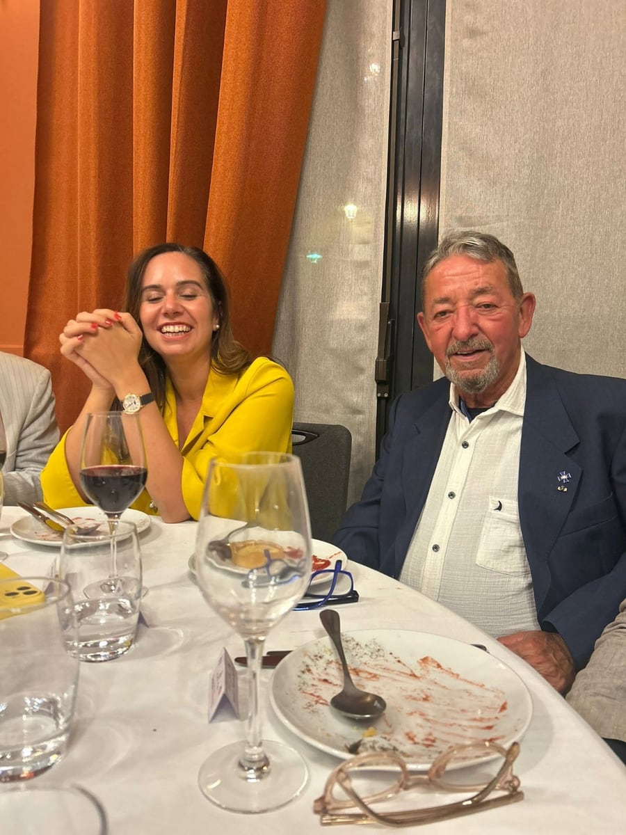 Sarah Knafo, riant aux éclats, assise à côté du Grand Maître Robert Dulas à la table du gouvernorat d'Aix-en-Provence.