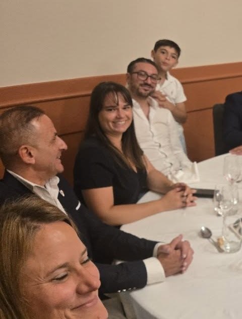 Une tablée familiale lors de la soirée du gouvernorat d'Aix-en-Provence, plusieurs générations réunies.
