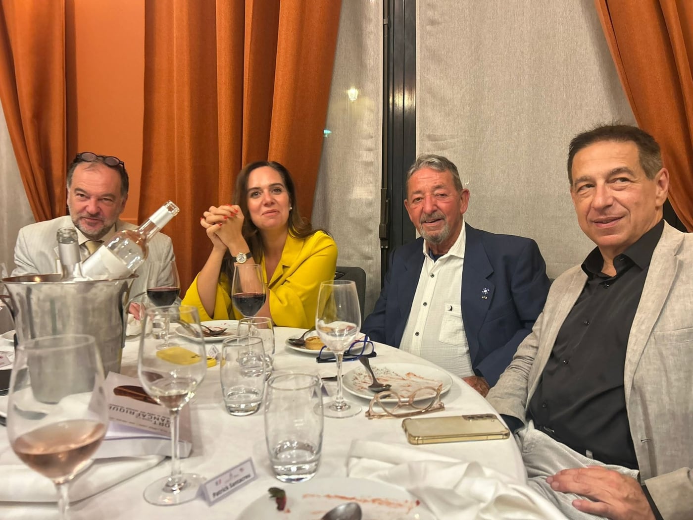 Quatre convives de la table du gouvernorat posés pour la photo, Sarah Knafo en veste jaune au centre.
