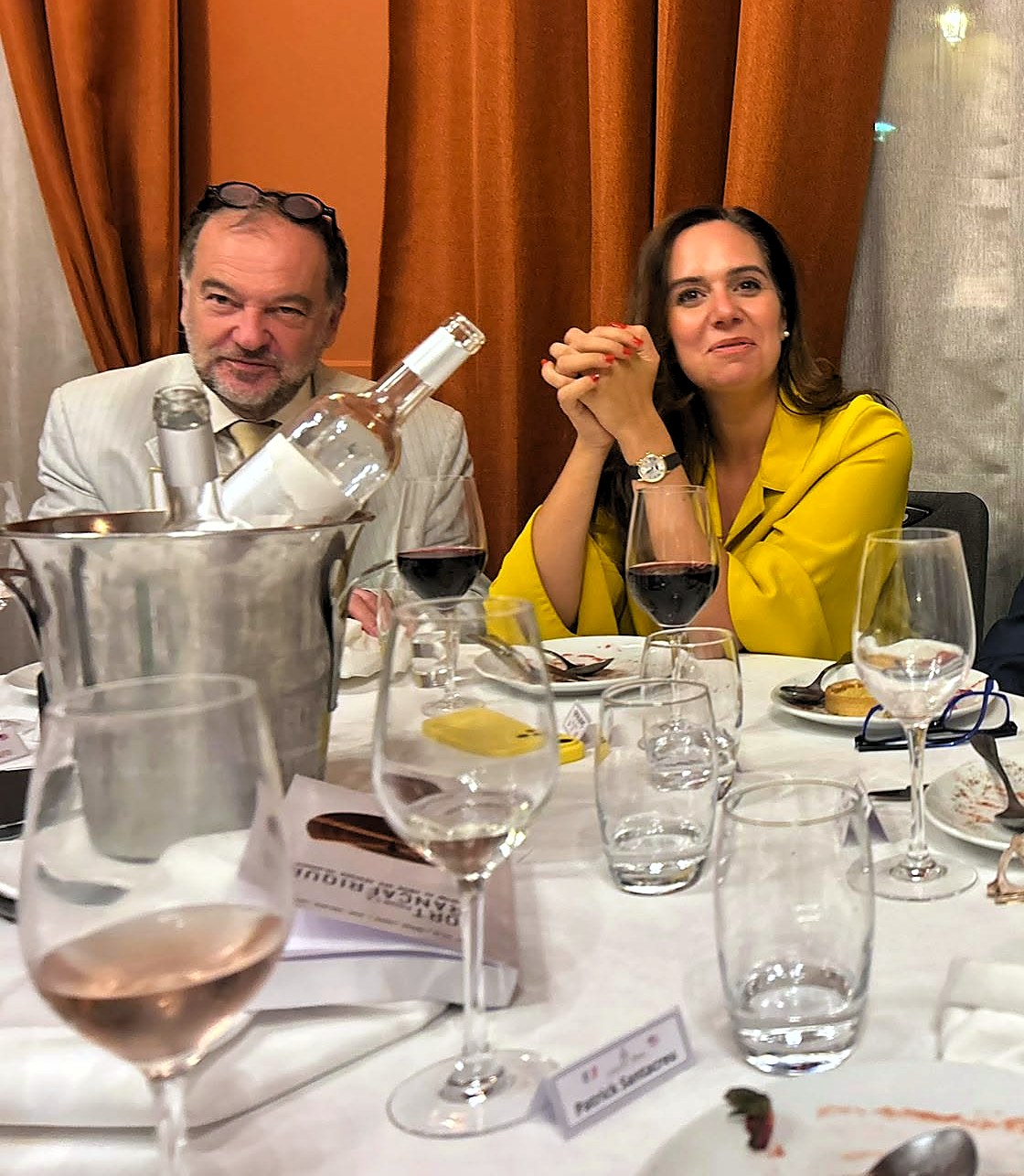 Yves Lemarié et Sarah Knafo attablés au cours du dîner qui a suivi la conférence.