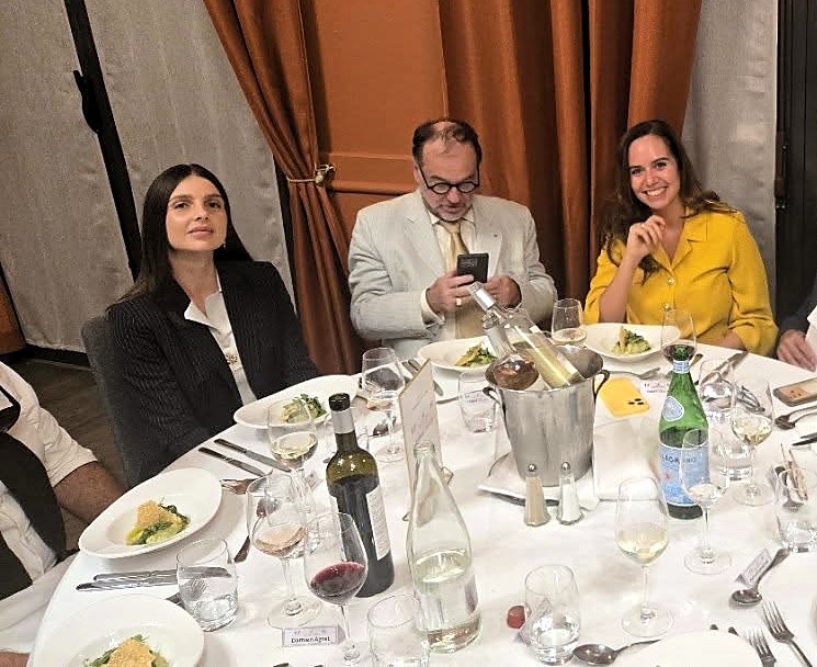 Convives de la table du gouvernorat au cours du dîner, Sarah Knafo à droite.