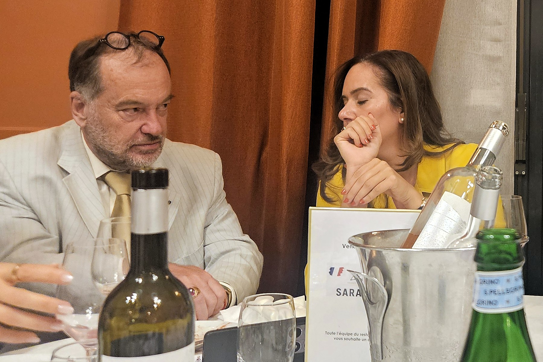 Yves Lemarié, Gouverneur d'Aix-en-Provence, et Sarah Knafo attablés au cours du dîner.